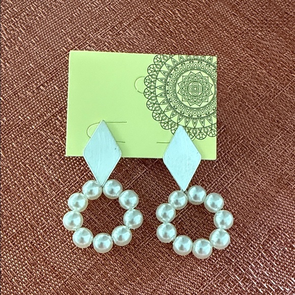 Elegant Silver and Pearl Hoop Earrings - Picture 2 of 4